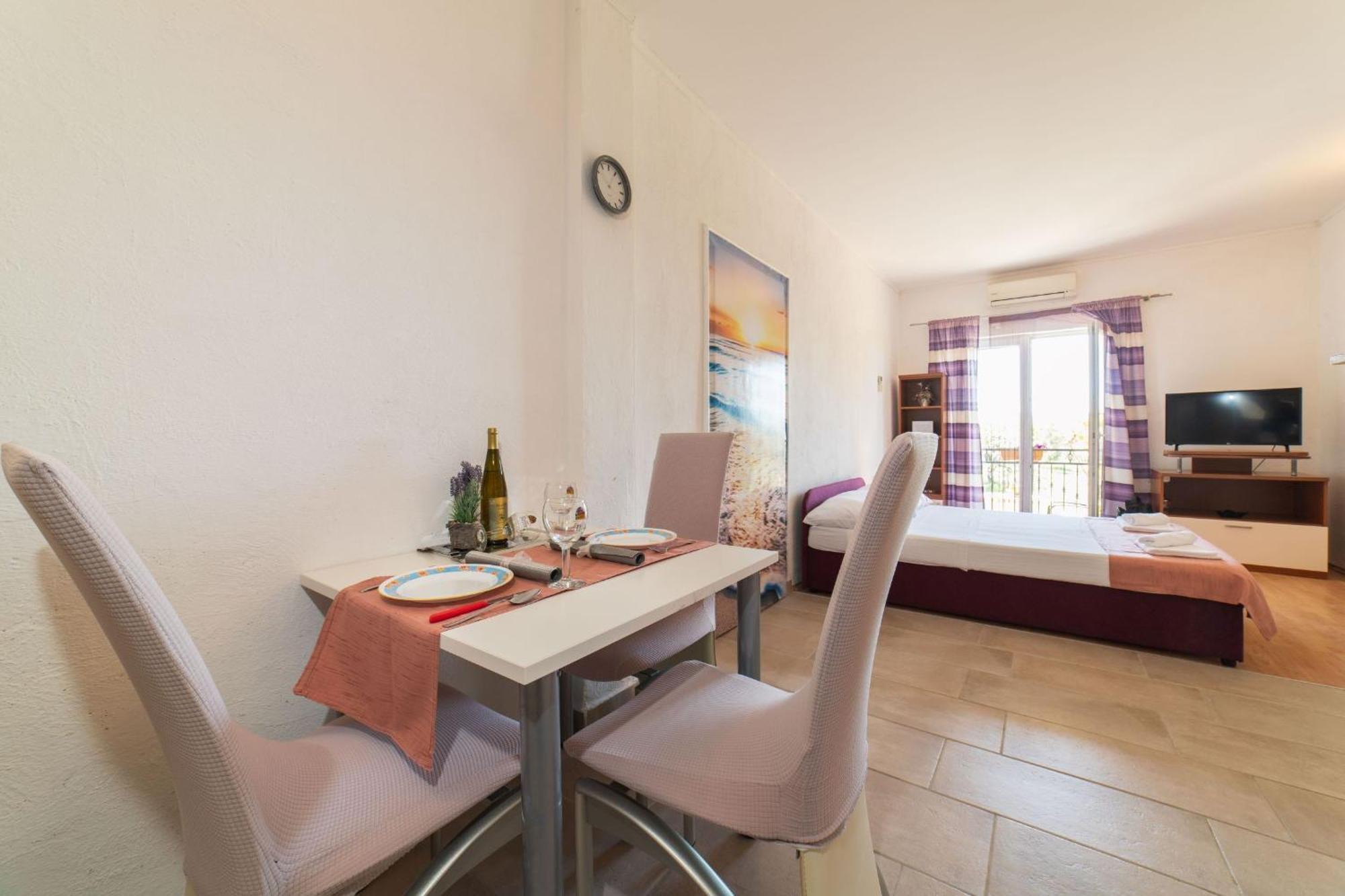Apartment Livaja Kaštel Novi Værelse billede